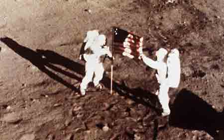 10 lý do nghi người Mỹ chưa từng lên mặt trăng