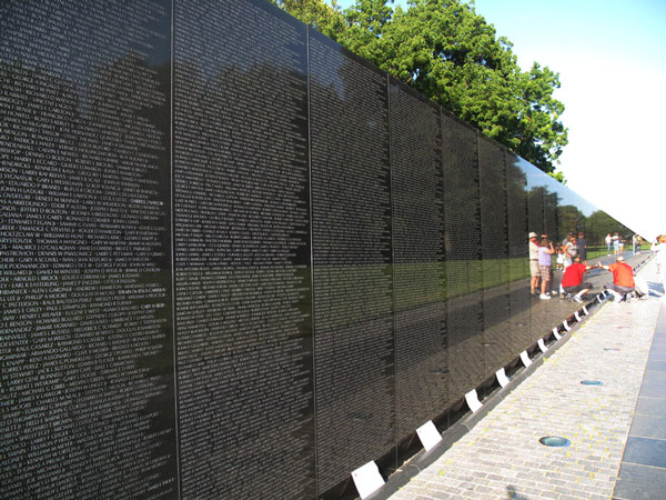 13/11/1982 - Nước mắt Mỹ tại Bức tường chiến tranh Việt Nam