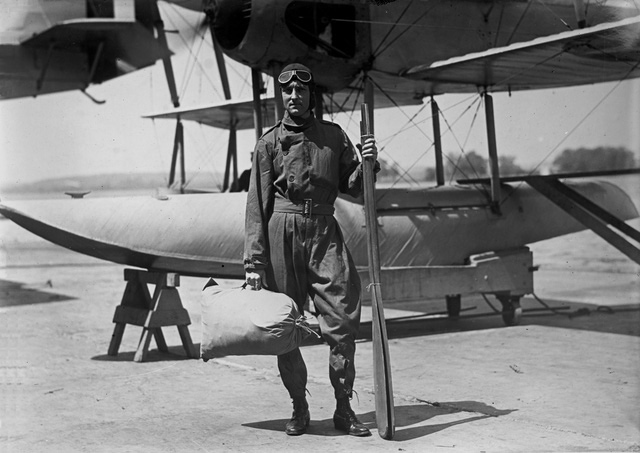 28/11/1929 - Richard Evelyn Byrd trở thành người đầu tiên bay qua Nam Cực