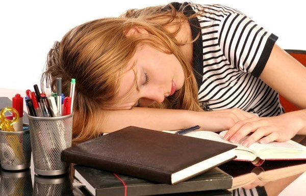 5 bệnh dễ mắc nếu thường xuyên ngủ gục đầu trên bàn