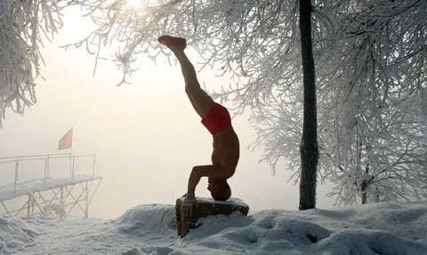 77 tuổi vẫn cởi trần tập thể dục giữa băng tuyết