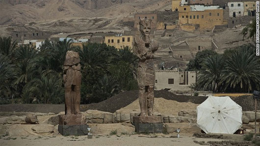 Ai Cập công bố hai tượng pharaoh khổng lồ
