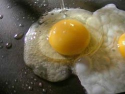 Ăn trứng thường xuyên không làm tăng cholesterol