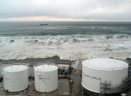 Ảnh mới: Toàn cảnh sóng thần tràn vào nhà máy Fukushima