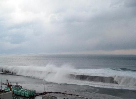 Ảnh mới: Toàn cảnh sóng thần tràn vào nhà máy Fukushima