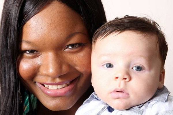 Bà mẹ da đen ngỡ ngàng khi sinh ra một bé trai trắng trẻo