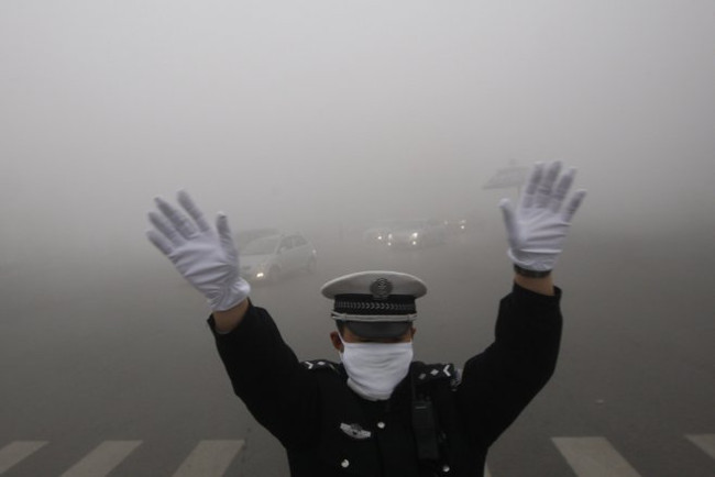 Bắc Kinh lần đầu tiên báo động đỏ về ô nhiễm không khí