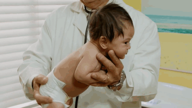 Bác sĩ đến từ California, Mỹ chia sẻ clip giúp trẻ nín khóc trong tích tắc