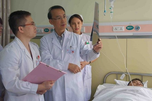 Bác sĩ Trung Quốc: Đừng coi người cấy ghép đầu là quái vật