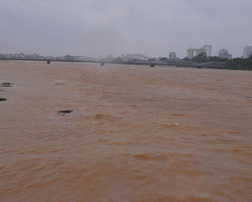 Bão Nari tàn phá phá miền Trung