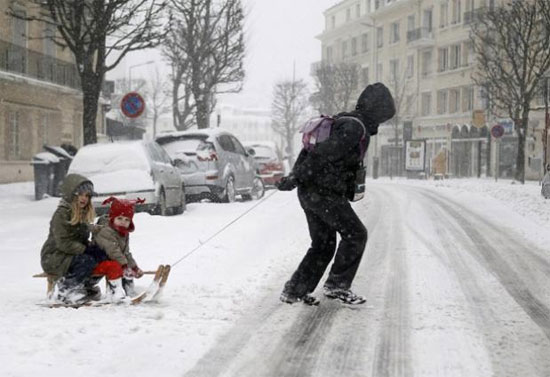 Bão tuyết trái mùa ở châu Âu khiến giao thông đình trệ
