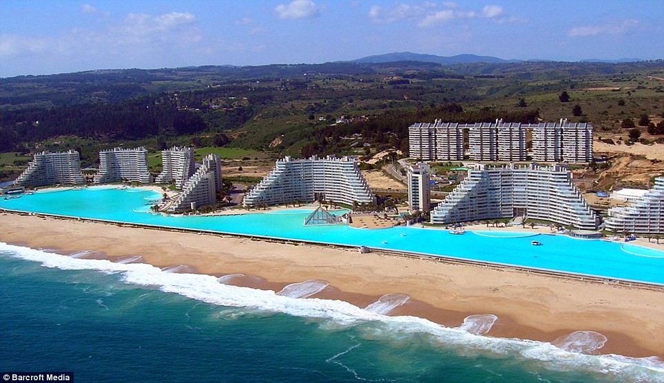 Bể bơi lớn nhất thế giới thừa chỗ lướt thuyền buồm