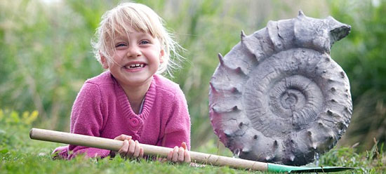 Bé gái 5 tuổi đào được vỏ ốc 160 triệu năm