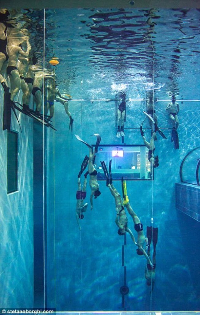 Bên trong bể bơi sâu nhất thế giới