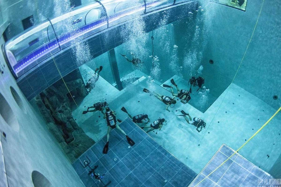 Bên trong bể bơi sâu nhất thế giới