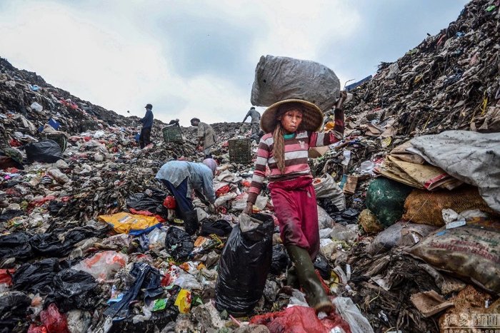 Bên trong núi rác nuôi sống 5.000 người dân nghèo Indonesia