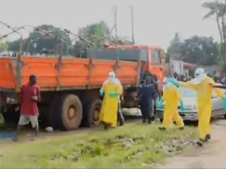 Bệnh nhân Ebola trốn viện lang thang kiếm thức ăn