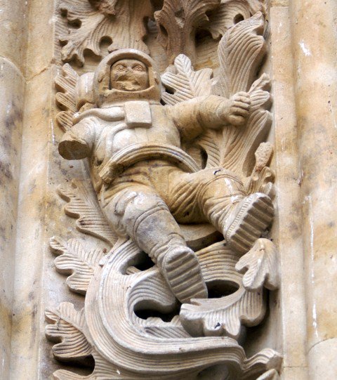 Bí ẩn hình chạm khắc phi hành gia tại nhà thờ Tây Ban Nha 300 tuổi
