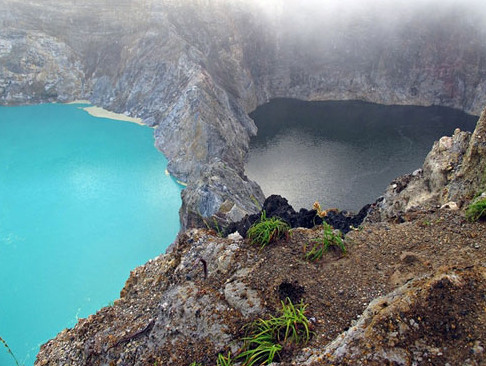 Bí ẩn hồ đổi màu “ma quái” ở Indonesia