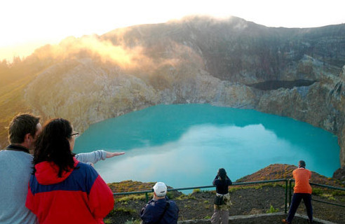 Bí ẩn hồ đổi màu “ma quái” ở Indonesia