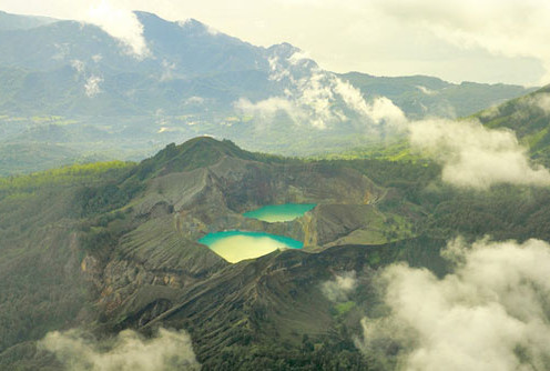 Bí ẩn hồ đổi màu “ma quái” ở Indonesia