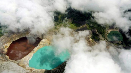 Bí ẩn hồ đổi màu “ma quái” ở Indonesia