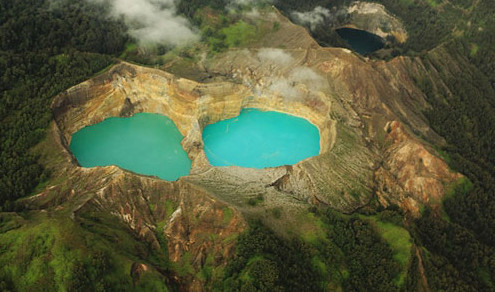 Bí ẩn hồ đổi màu “ma quái” ở Indonesia