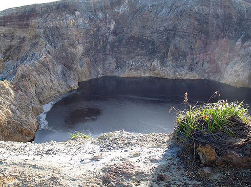 Bí ẩn hồ đổi màu “ma quái” ở Indonesia