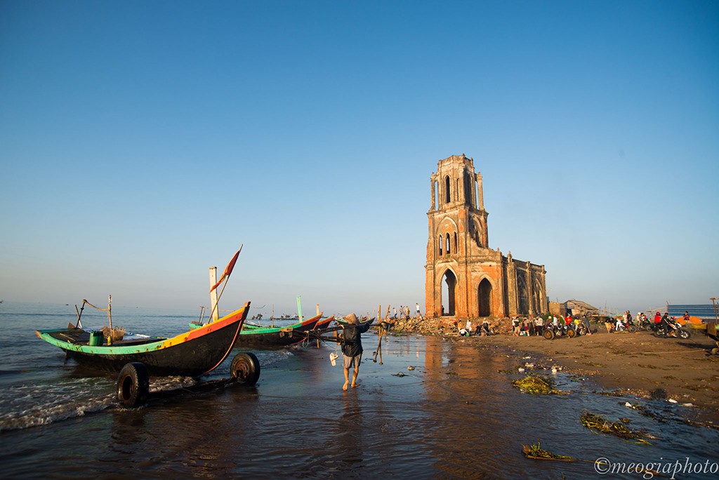 Bình minh đẹp ngỡ ngàng trên nhà thờ đổ Nam Định