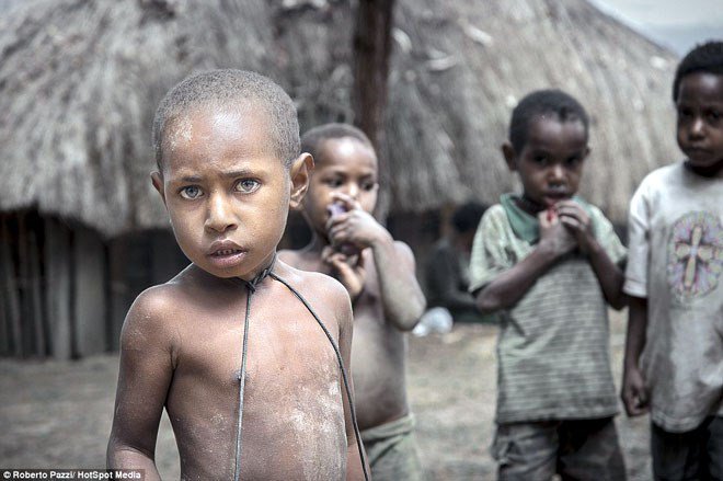 Bộ lạc sống kiểu “ăn lông ở lỗ” ở Indonesia