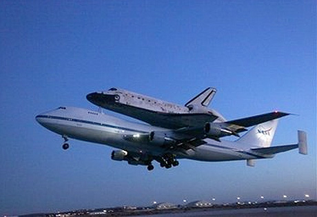 Boeing 747 cõng Discovery về Florida