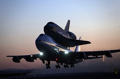 Boeing 747 cõng Discovery về Florida