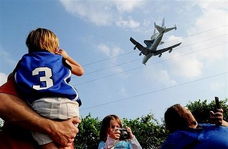 Boeing 747 cõng Discovery về Florida