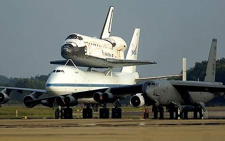 Boeing 747 cõng Discovery về Florida