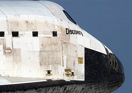 Boeing 747 cõng Discovery về Florida