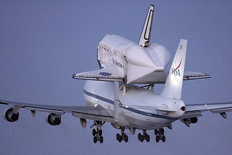 Boeing 747 cõng Discovery về Florida