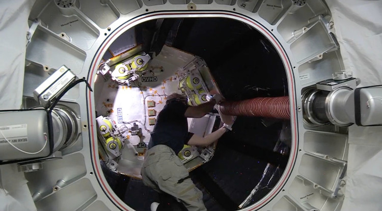 Các nhà du hành đặt chân vào ngôi nhà không gian trên ISS