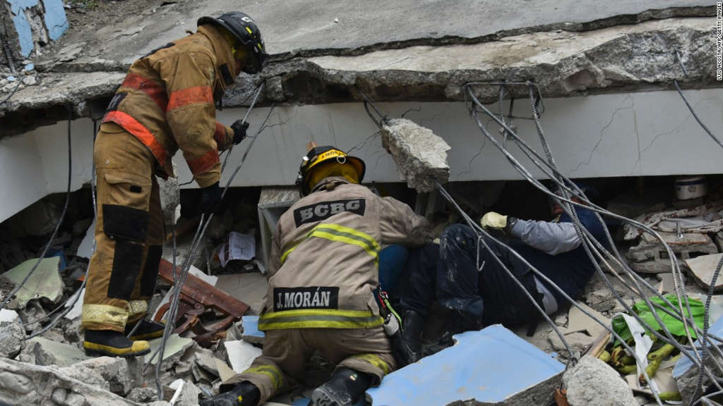 Cận cảnh động đất kinh hoàng ở Ecuador khiến 246 người thiệt mạng