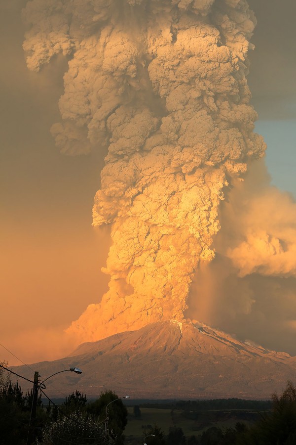 Cận cảnh núi lửa Chile đang phun trào khiến bạn hết hồn