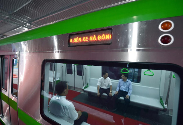 Cận cảnh tàu đường sắt đô thị đầu tiên ở Hà Nội