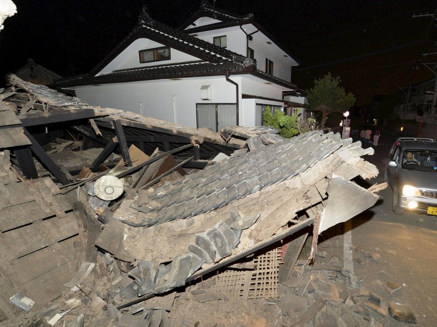 Cảnh đổ nát ở phía Nam Nhật Bản sau trận động đất 6,4 độ Richter