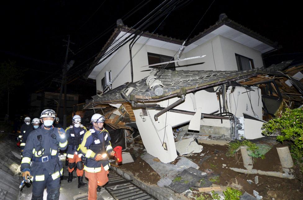 Cảnh đổ nát ở phía Nam Nhật Bản sau trận động đất 6,4 độ Richter
