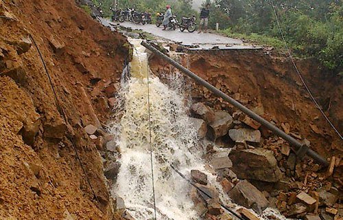 Cảnh lũ quét hoang tàn 12 người chết ở Sapa