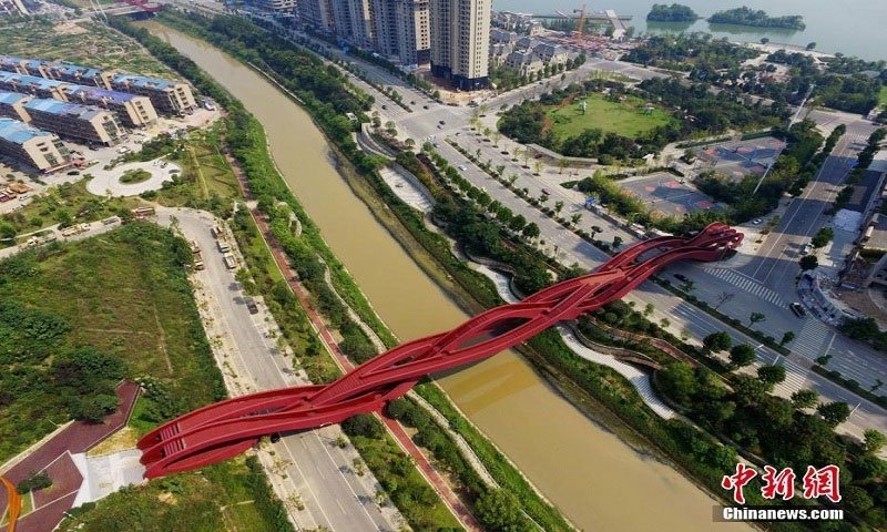 Cầu đi bộ ngoằn ngoèo như mê cung ở Trung Quốc
