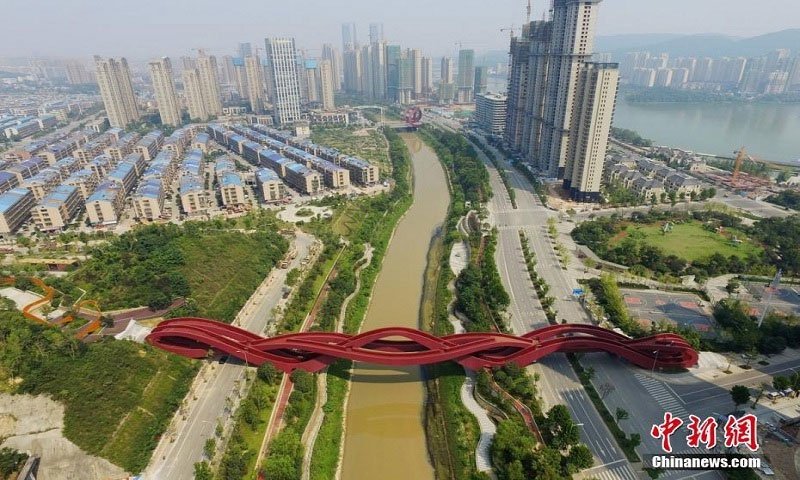 Cầu đi bộ ngoằn ngoèo như mê cung ở Trung Quốc