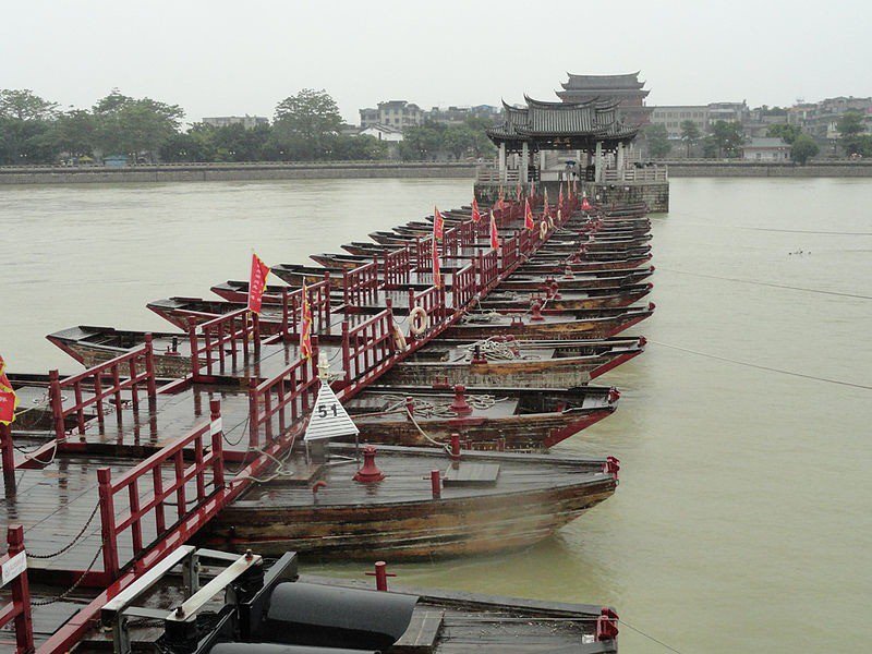 Cây cầu nổi được nâng bằng 18 chiếc thuyền