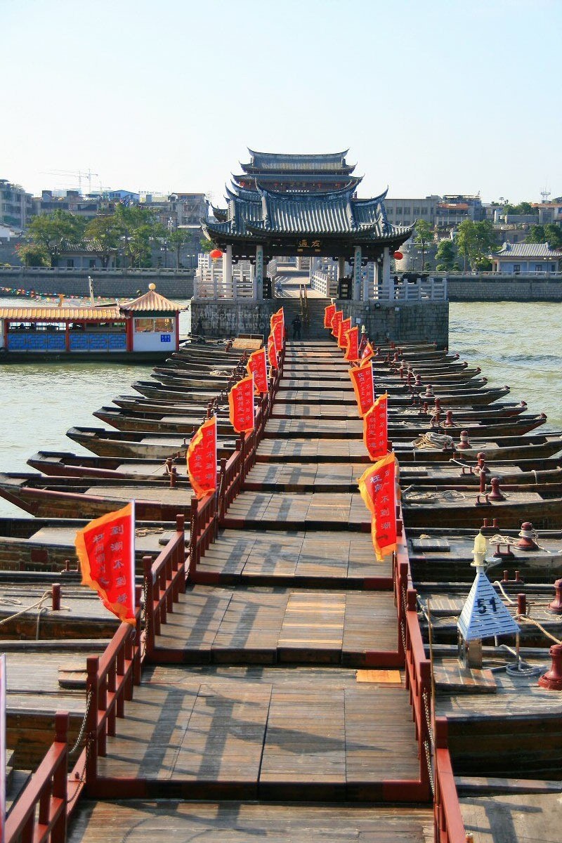Cây cầu nổi được nâng bằng 18 chiếc thuyền