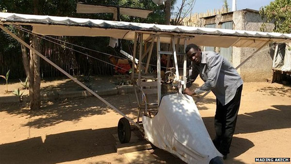 Chàng thanh niên tự chế máy bay ở Nam Sudan