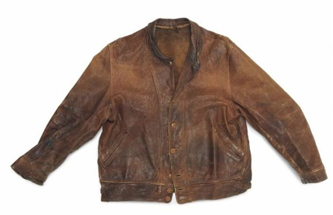 Chiếc áo da cũ của Einstein vừa được mua với giá 150.000 USD