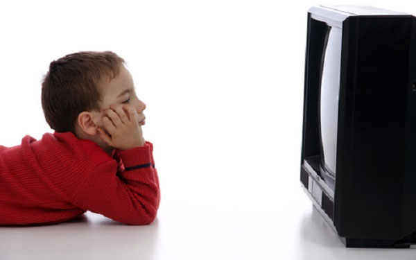 Cho trẻ nhìn màn hình thiết bị giải trí trong bao lâu là vừa đủ?